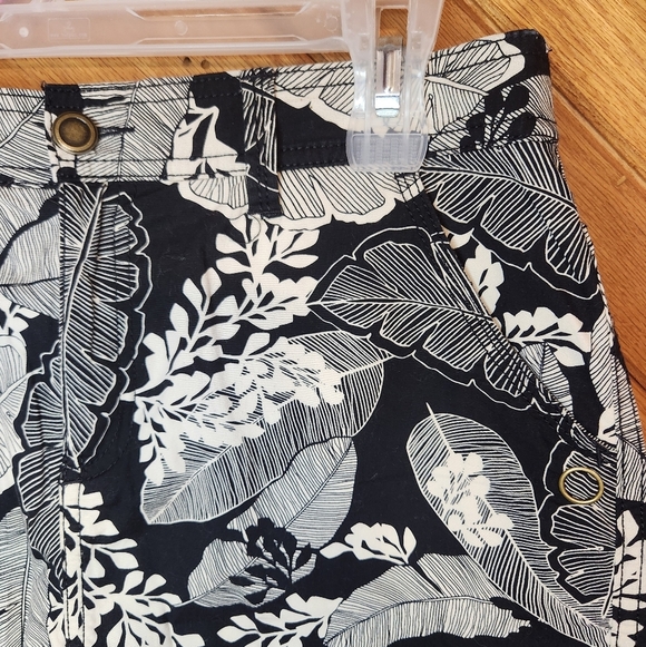 Croft & Barrow black and white leaf print classic fit skort size 4 stretch - Picture 4 of 10
